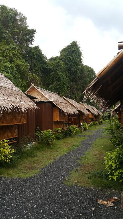 Phuhaya Bamboo Bungalows Ko Lanta Esterno foto