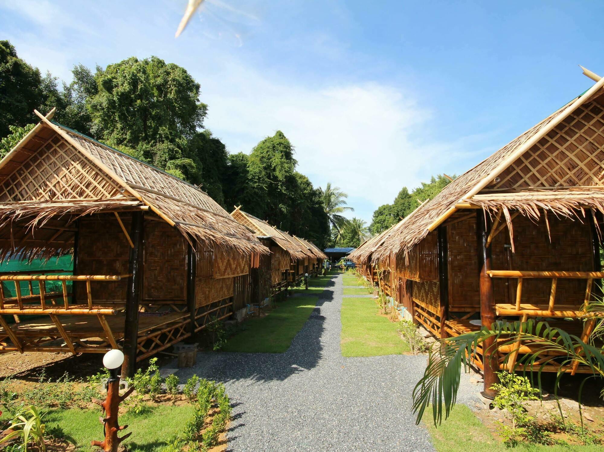 Phuhaya Bamboo Bungalows Ko Lanta Esterno foto