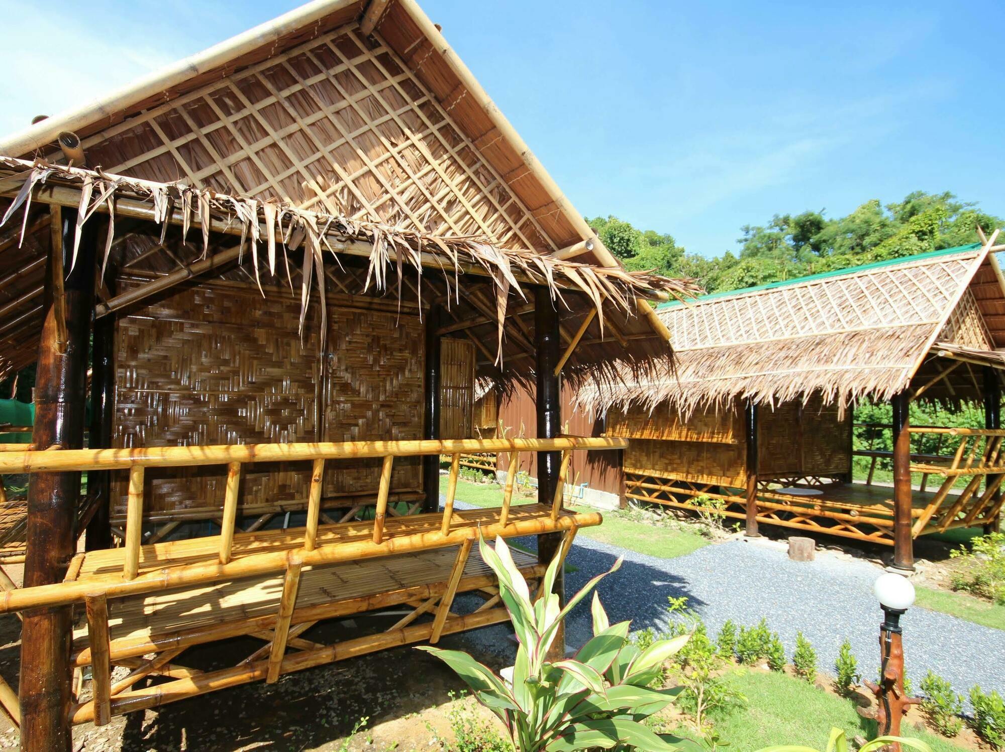 Phuhaya Bamboo Bungalows Ko Lanta Esterno foto